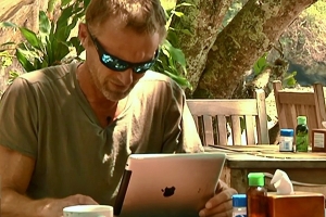 Jo Nesbø klatrer i klippevegger i Krabi.