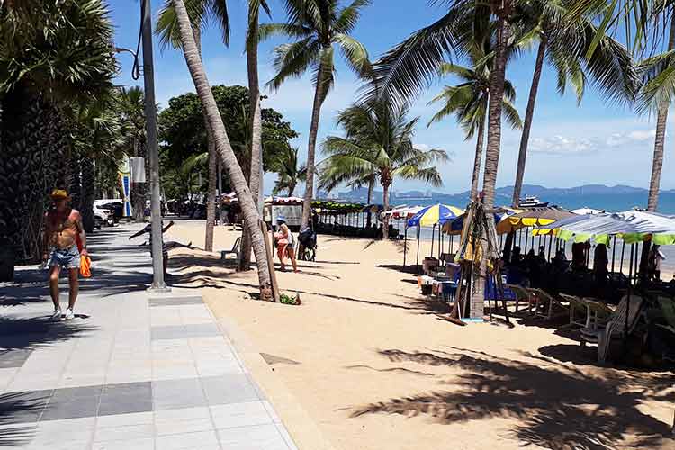 Nordre deler av Jomtien Beach har godt med sand, men nå skal de få enda mer. Bildet er tatt i dag, med stor aktivitet på stranden igjen.