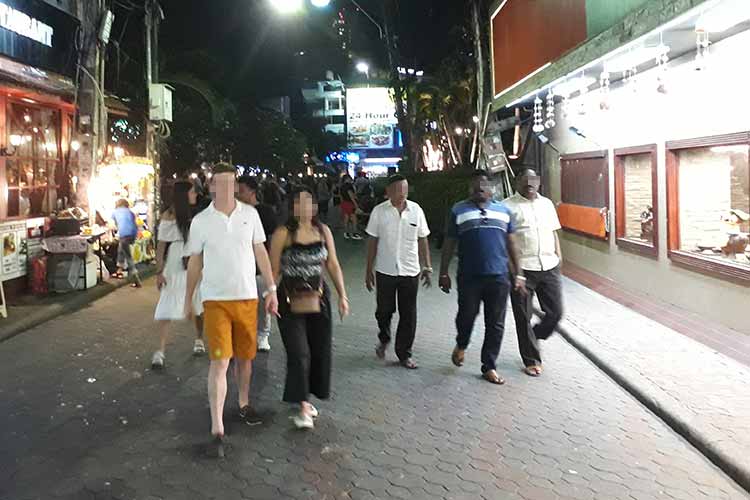 Stadig flere indiske grupper (th.) å se i Pattaya.