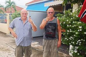 FY FY: Roger Nygaard (tv.) og Arild Kristian Aas utenfor huset til f&oslash;rstnevnte i Pattaya. De sier FY til ambassaden i Bangkok. 