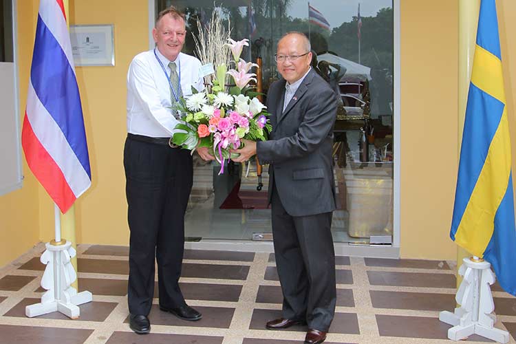 Chatchawal Supachayanont sees her under åpningen av konsulatet. Han står sammen med Pär Kågeby, leder for den konsulære seksjonen ved den svenske ambassaden i Bangkok.