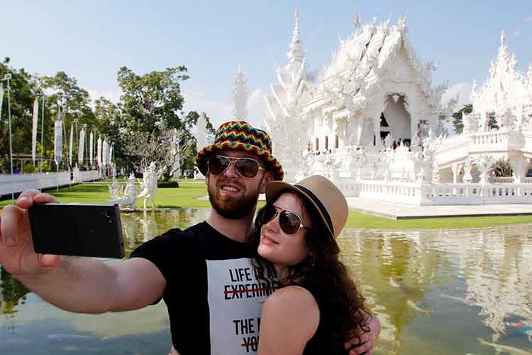 Turister håper igjen å kunne besøke f.eks. berømte Wat Rong Khun i Chiang Rai.