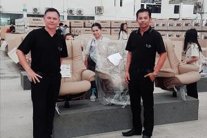 Ove Johnny Borgsø sammen med fabrikksjef Kampon Petkaew i fabrikklokalene i Chachoengsao utenfor Bangkok.