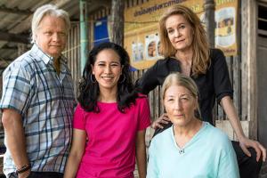 F.v: Kjell Wilhelmsen, Duangjai Hirinsri, Lotta Telje (blå skjorte) og Maria Lundqvist.