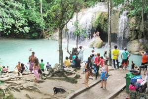 Slik ser det ut en helligdag i det første fossefallet i Erawan-elva i Erawan National Park. Yrende liv av thaier og utlendinger