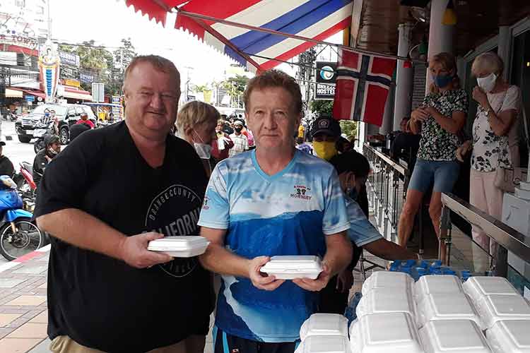 Innehavere Jostein Pettersen (tv.) og Hans Grumheten hos A taste of Norway opplevde nok en gang lange køer for å motta måltidene som deles ut.