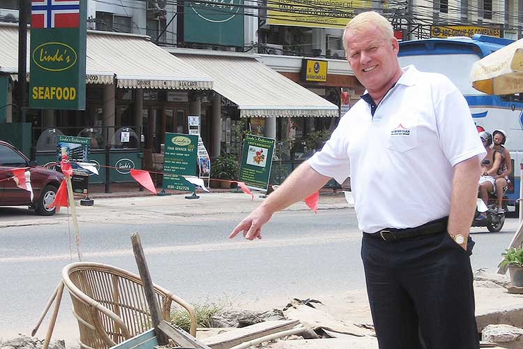 Gudmund Eiksund er ikke imponert over planleggingsarbeidet bak Jomtien Second Road/Pratamnak Road, som har vært under bygging i over fire år.