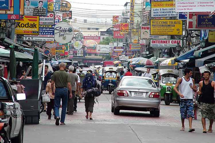 DJ-en jobber i Khao San Road. Her fra travlere tider.